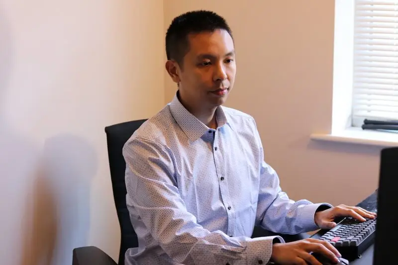 梁浩賢正在錄製新課程中